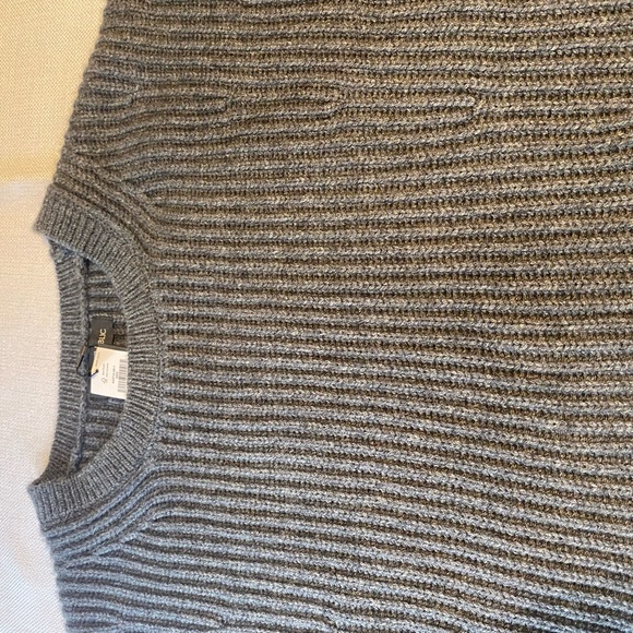 Banana Republic cropped chunky merino cashmere sweater. - Picture 3 of 9